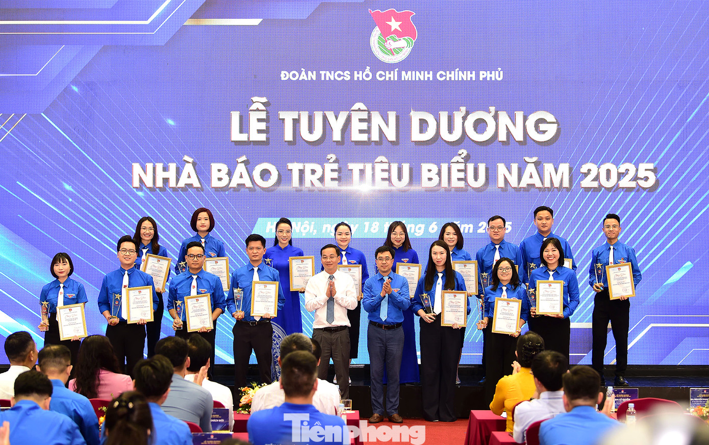 Bí thư Đoàn Thanh niên Chính phủ Bùi Hoàng Tùng trao khen thưởng các nhà báo trẻ tiêu biểu. Ảnh: Xuân Tùng