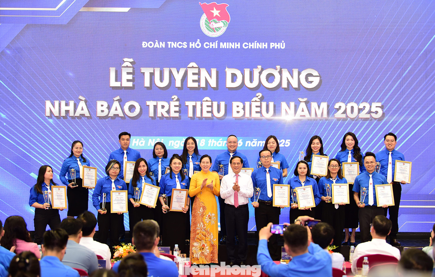 Phó Thủ tướng Bùi Thanh Sơn và Phó Bí thư Đảng ủy Chính phủ Lê Thị Thủy trao khen thưởng các nhà báo trẻ tiêu biểu. Ảnh: Xuân Tùng