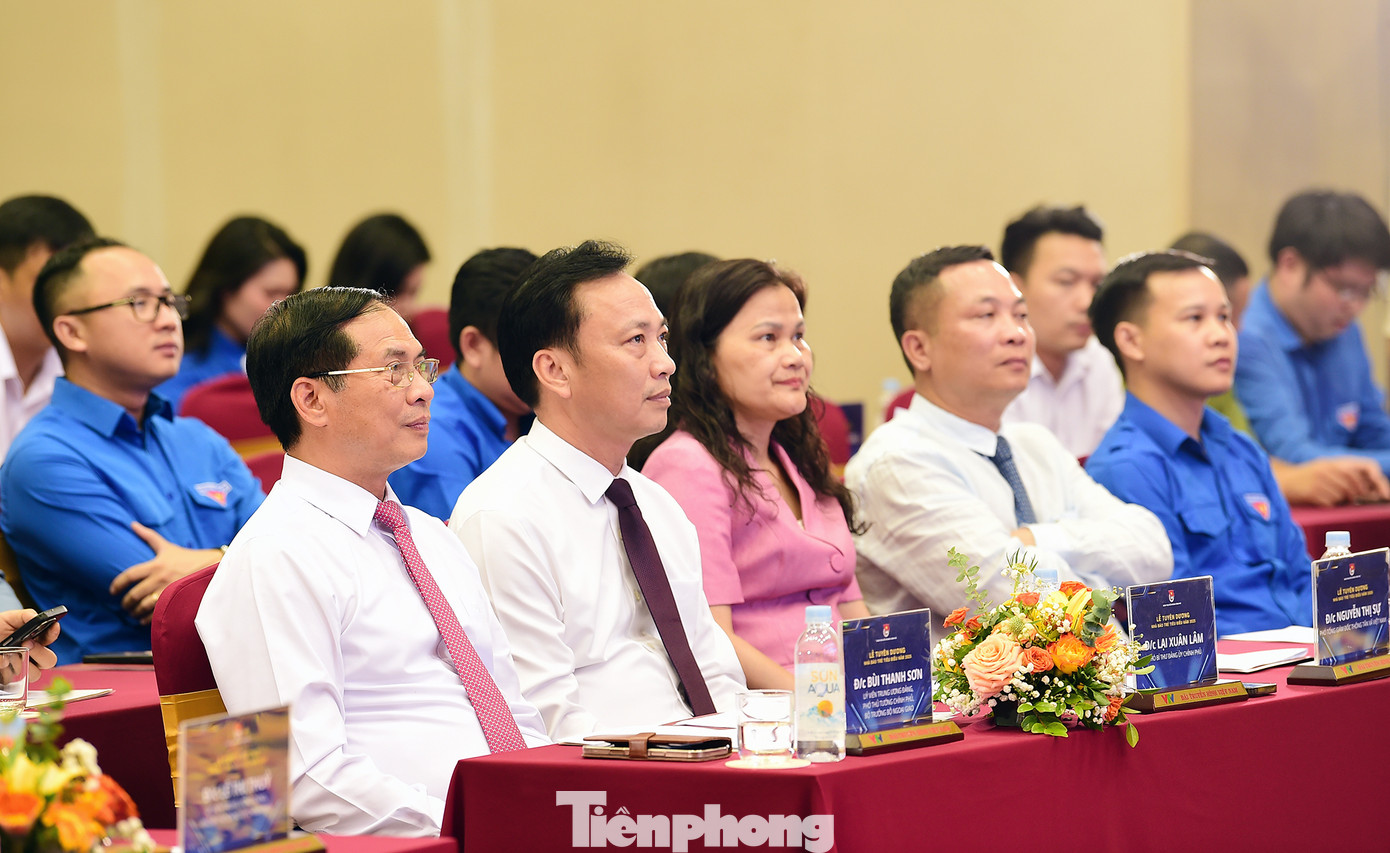 Đại biểu tham dự lễ tuyên dương Nhà báo trẻ năm 2025 thuộc Đoàn Thanh niên Chính phủ. Ảnh: Xuân Tùng