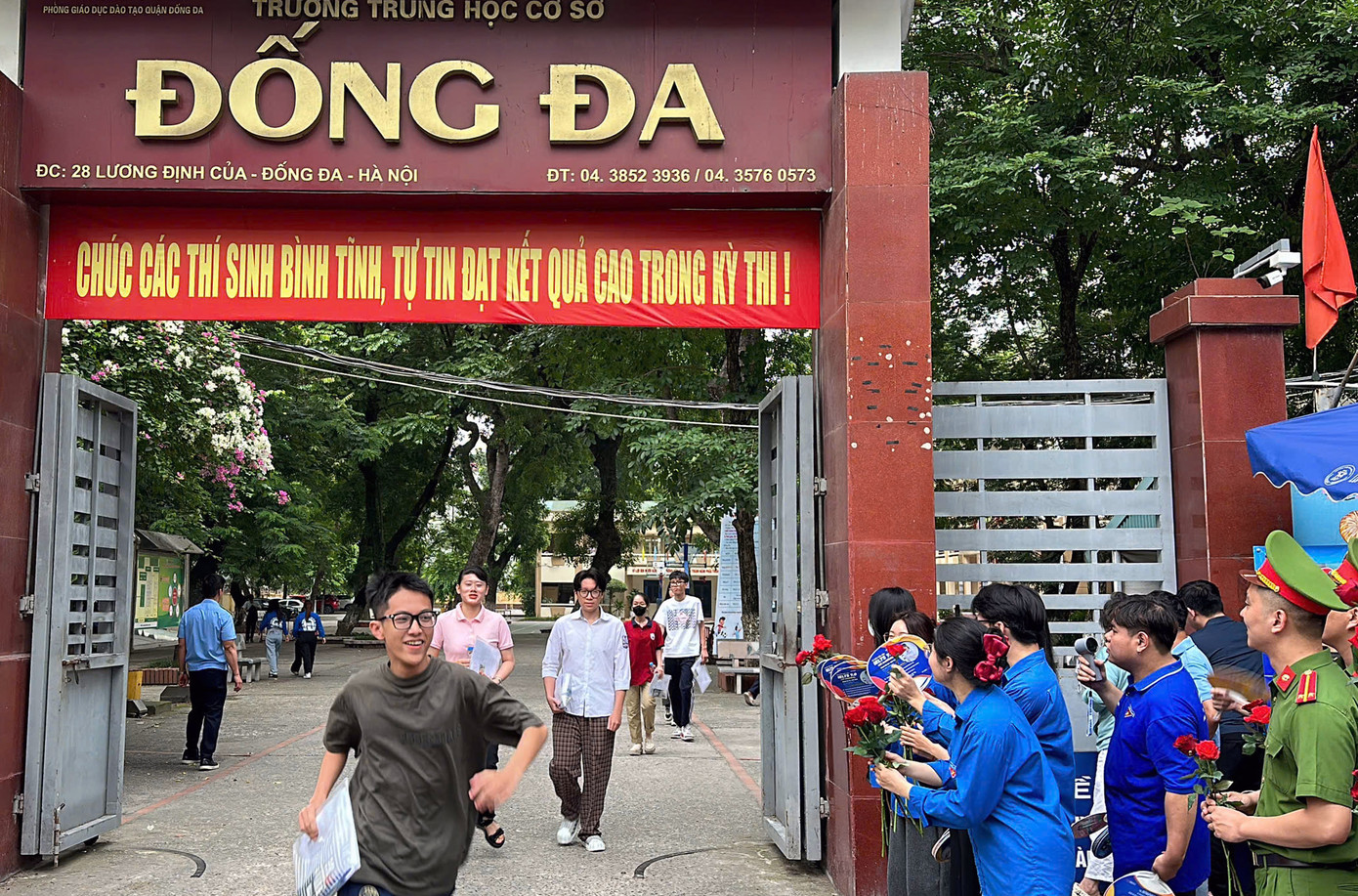 Tình nguyện viên chúc mừng các thí sinh hoàn thành kỳ thi Tốt nghiệp THPT năm 2025 bằng những bông hồng đỏ thắm. Ảnh: NVCC Tình nguyện viên chúc mừng các thí sinh hoàn thành kỳ thi Tốt nghiệp THPT năm 2025 bằng những bông hồng đỏ thắm. Ảnh: NVCC