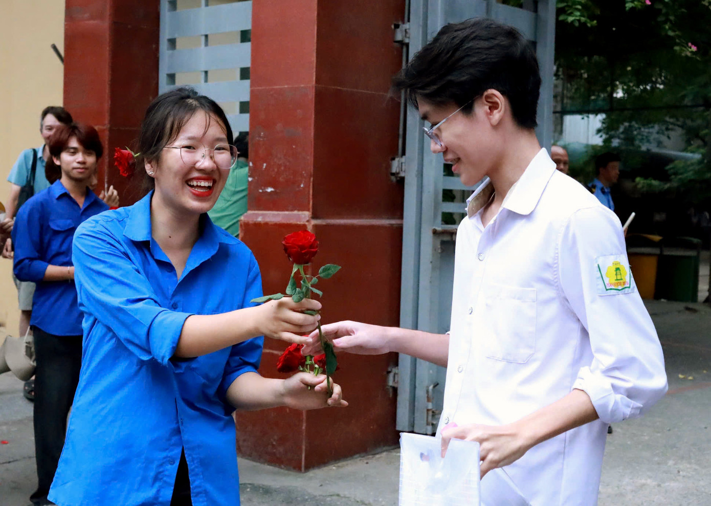 Tình nguyện viên chúc mừng các thí sinh hoàn thành kỳ thi Tốt nghiệp THPT năm 2025 bằng những bông hồng đỏ thắm. Ảnh: NVCC Tình nguyện viên chúc mừng các thí sinh hoàn thành kỳ thi Tốt nghiệp THPT năm 2025 bằng những bông hồng đỏ thắm. Ảnh: NVCC