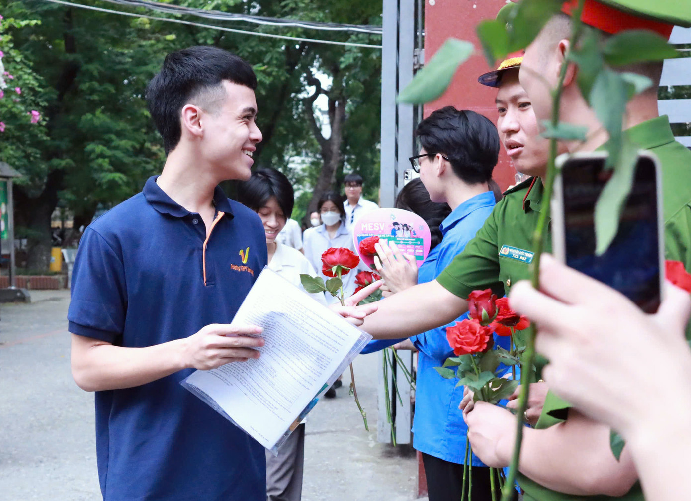 Tình nguyện viên chúc mừng các thí sinh hoàn thành kỳ thi Tốt nghiệp THPT năm 2025 bằng những bông hồng đỏ thắm. Ảnh: NVCC Tình nguyện viên chúc mừng các thí sinh hoàn thành kỳ thi Tốt nghiệp THPT năm 2025 bằng những bông hồng đỏ thắm. Ảnh: NVCC