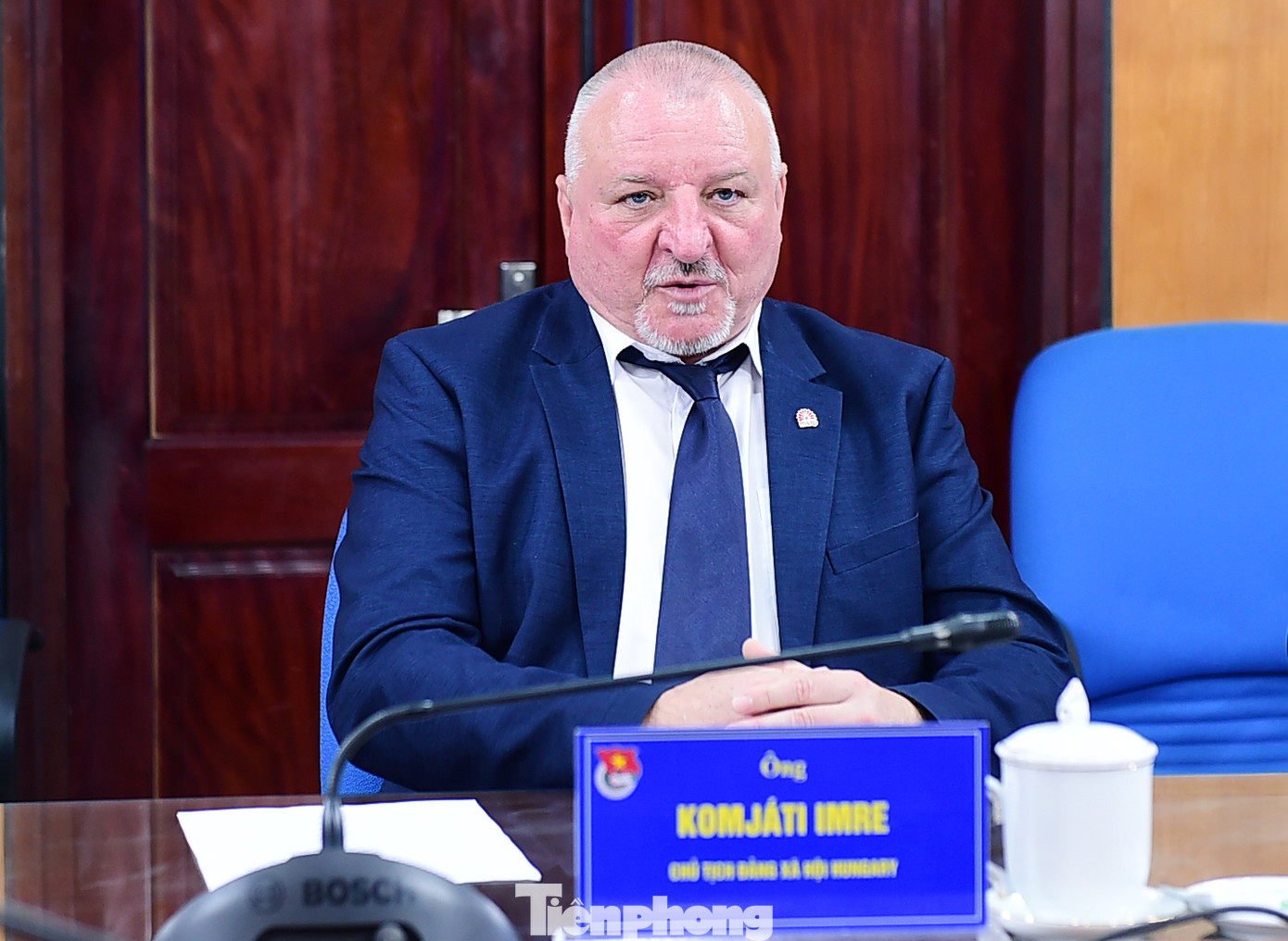 Chủ tịch Đảng Xã hội Hungary Komjáti Imre trao đổi tại buổi tiếp. Ảnh: Xuân Tùng