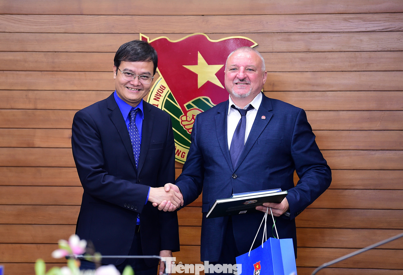 Bí thư thứ nhất T.Ư Đoàn Bùi Quang Huy và Chủ tịch Đảng Xã hội Hungary Komjáti Imre tại buổi làm việc. Ảnh: Xuân Tùng