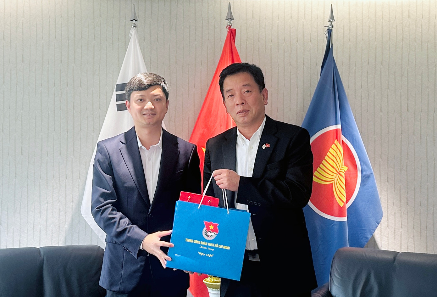 Bí thư T.Ư Đoàn Nguyễn Minh Triết tặng quà lưu niệm Đại sứ đặc mệnh toàn quyền Việt Nam tại Hàn Quốc Vũ Hồ. Ảnh: BTC Bí thư T.Ư Đoàn Nguyễn Minh Triết tặng quà lưu niệm Đại sứ đặc mệnh toàn quyền Việt Nam tại Hàn Quốc Vũ Hồ. Ảnh: BTC