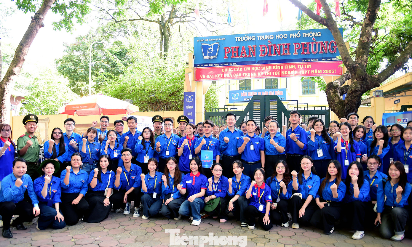 Thành Đoàn Hà Nội thăm, tặng quà các tình nguyện viên "Tiếp sức mùa thi". Ảnh: Xuân Tùng Thành Đoàn Hà Nội thăm, tặng quà các tình nguyện viên "Tiếp sức mùa thi". Ảnh: Xuân Tùng