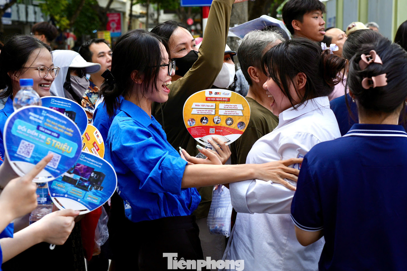 Tình nguyện viên cổ vũ, động viên các thí sinh trong ngày thi đầu tiên kỳ thi Tốt nghiệp THPT năm 2025. Ảnh: TĐHN Tình nguyện viên cổ vũ, động viên các thí sinh trong ngày thi đầu tiên kỳ thi Tốt nghiệp THPT năm 2025. Ảnh: TĐHN