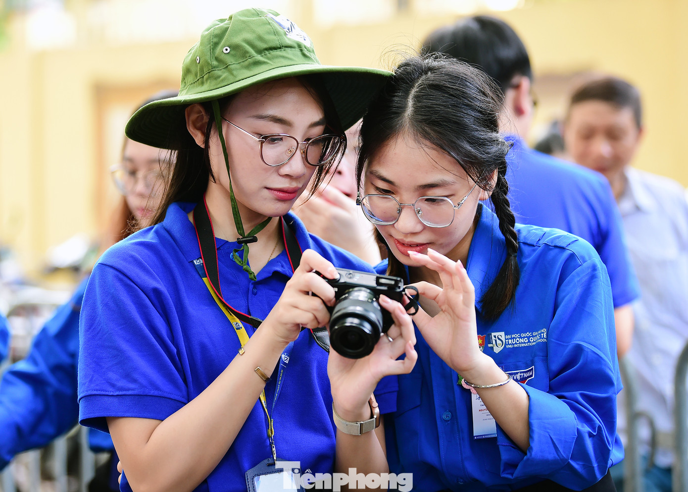 Phương cùng đội đội xem lại những khuôn hình chụp được. Ảnh: Xuân Tùng Phương cùng đội đội xem lại những khuôn hình chụp được. Ảnh: Xuân Tùng