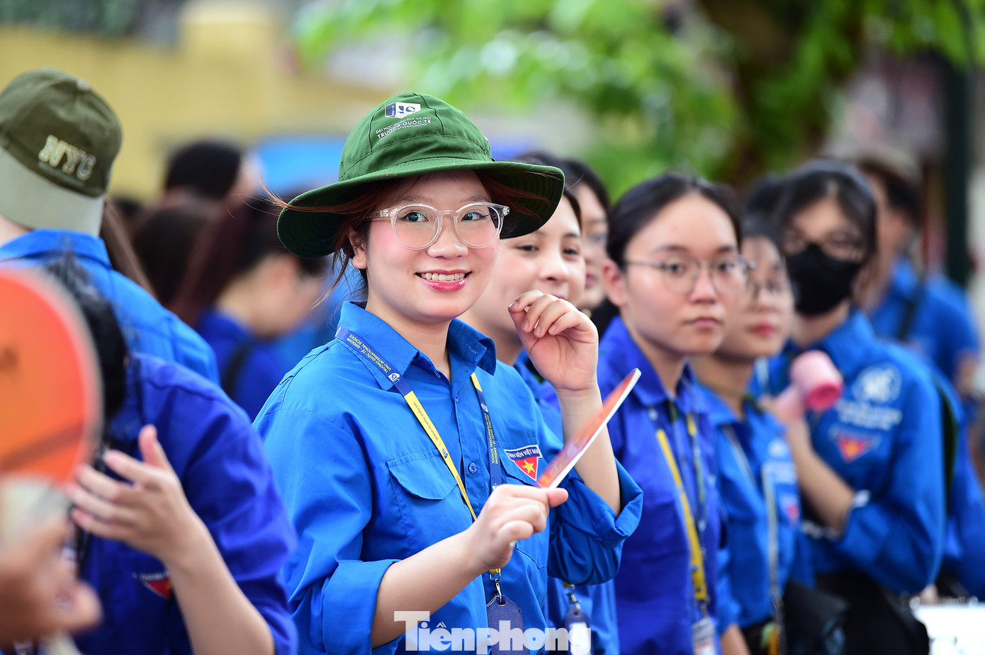 Nguyễn Phương Trang (thứ nhất từ trái sang) tham gia "Tiếp sức mùa thi" tại điểm thi THPT Phan Đình Phùng. Ảnh: Xuân Tùng Nguyễn Phương Trang (thứ nhất từ trái sang) tham gia "Tiếp sức mùa thi" tại điểm thi THPT Phan Đình Phùng. Ảnh: Xuân Tùng