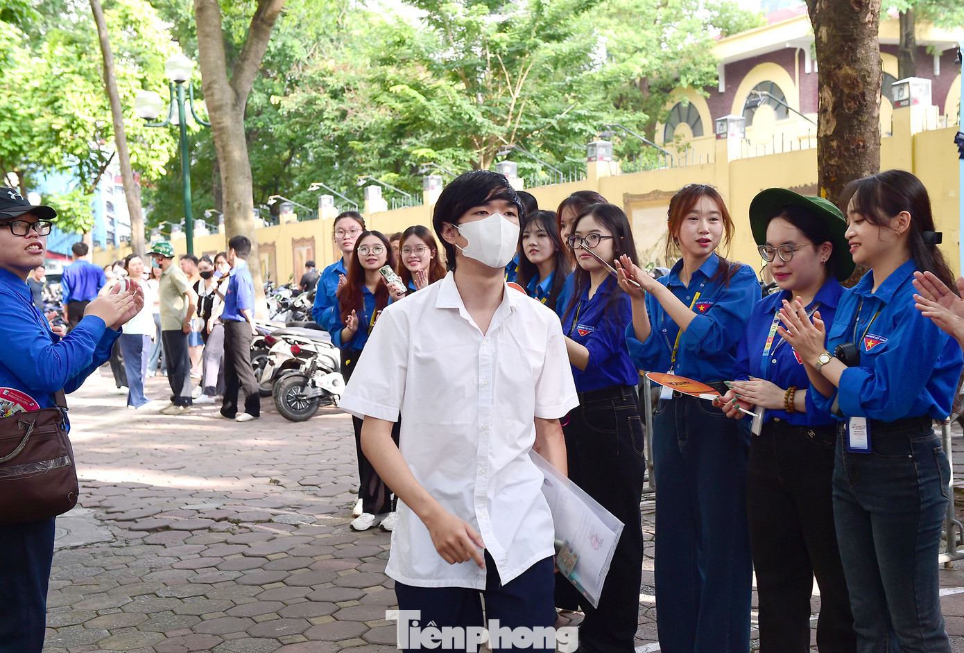 Đội hình tình nguyện "Tiếp sức mùa thi" tại điểm thi Trường THPT Phan Đình Phùng trong ngày đầu tiên của kỳ thi Tốt nghiệp THPT năm 2025. Ảnh: Xuân Tùng Đội hình tình nguyện "Tiếp sức mùa thi" tại điểm thi Trường THPT Phan Đình Phùng trong ngày đầu tiên của kỳ thi Tốt nghiệp THPT năm 2025. Ảnh: Xuân Tùng