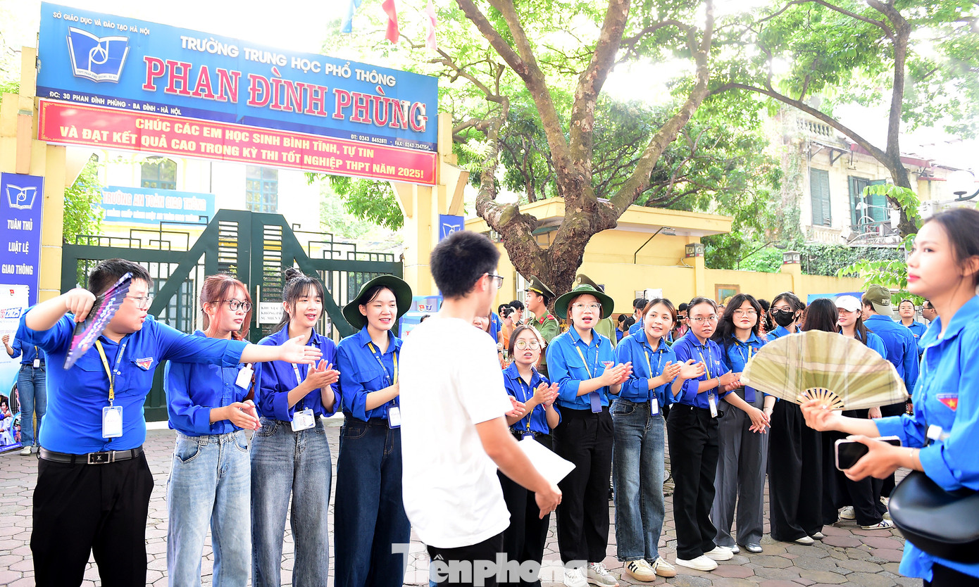 Đội hình tình nguyện "Tiếp sức mùa thi" tại điểm thi Trường THPT Phan Đình Phùng trong ngày đầu tiên của kỳ thi Tốt nghiệp THPT năm 2025. Ảnh: Xuân Tùng Đội hình tình nguyện "Tiếp sức mùa thi" tại điểm thi Trường THPT Phan Đình Phùng trong ngày đầu tiên của kỳ thi Tốt nghiệp THPT năm 2025. Ảnh: Xuân Tùng