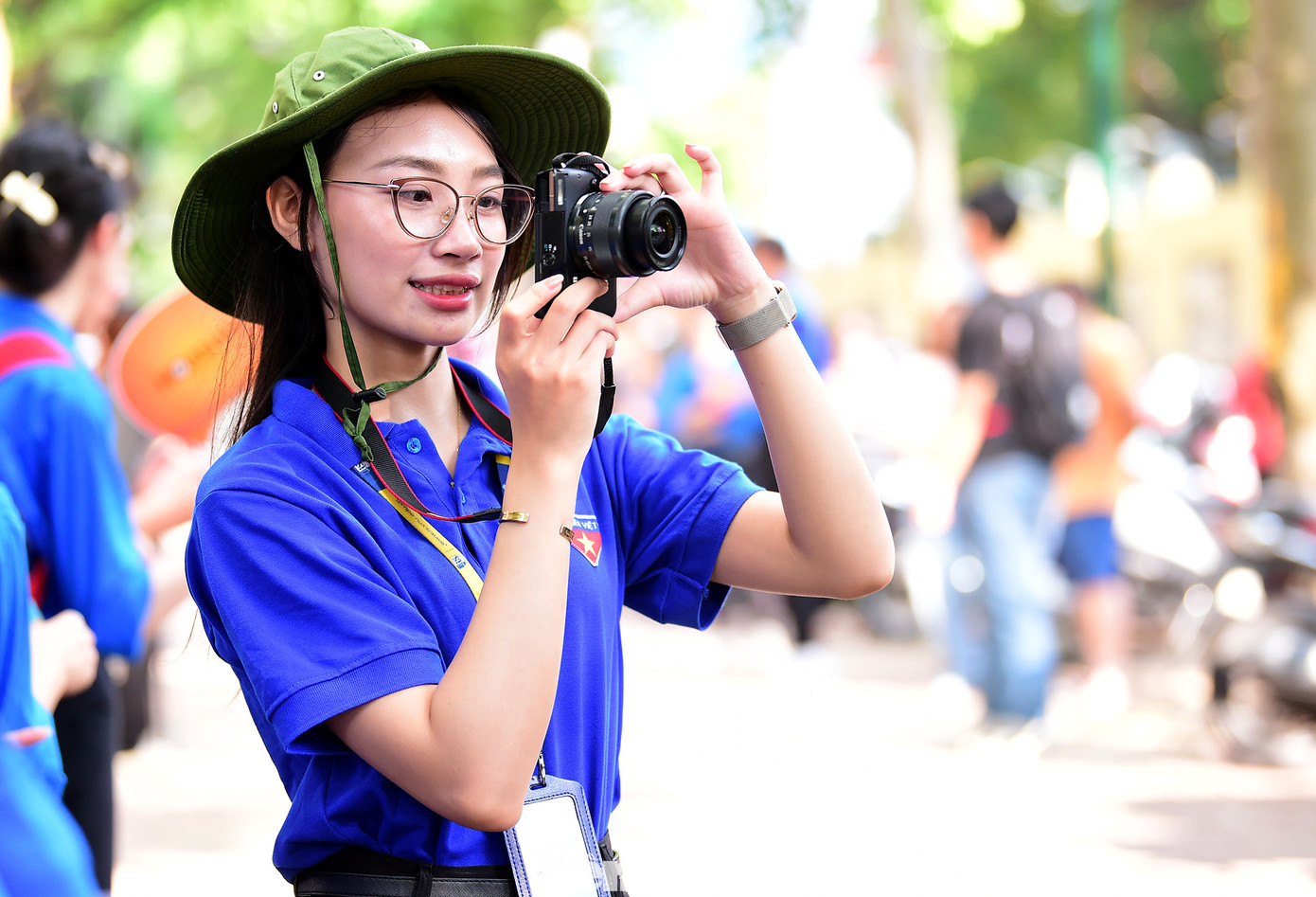 Trần Lan Phương "tác nghiệp" tại điểm thi trường THPT Phan Đình Phùng. Ảnh: Xuân Tùng Trần Lan Phương "tác nghiệp" tại điểm thi trường THPT Phan Đình Phùng. Ảnh: Xuân Tùng