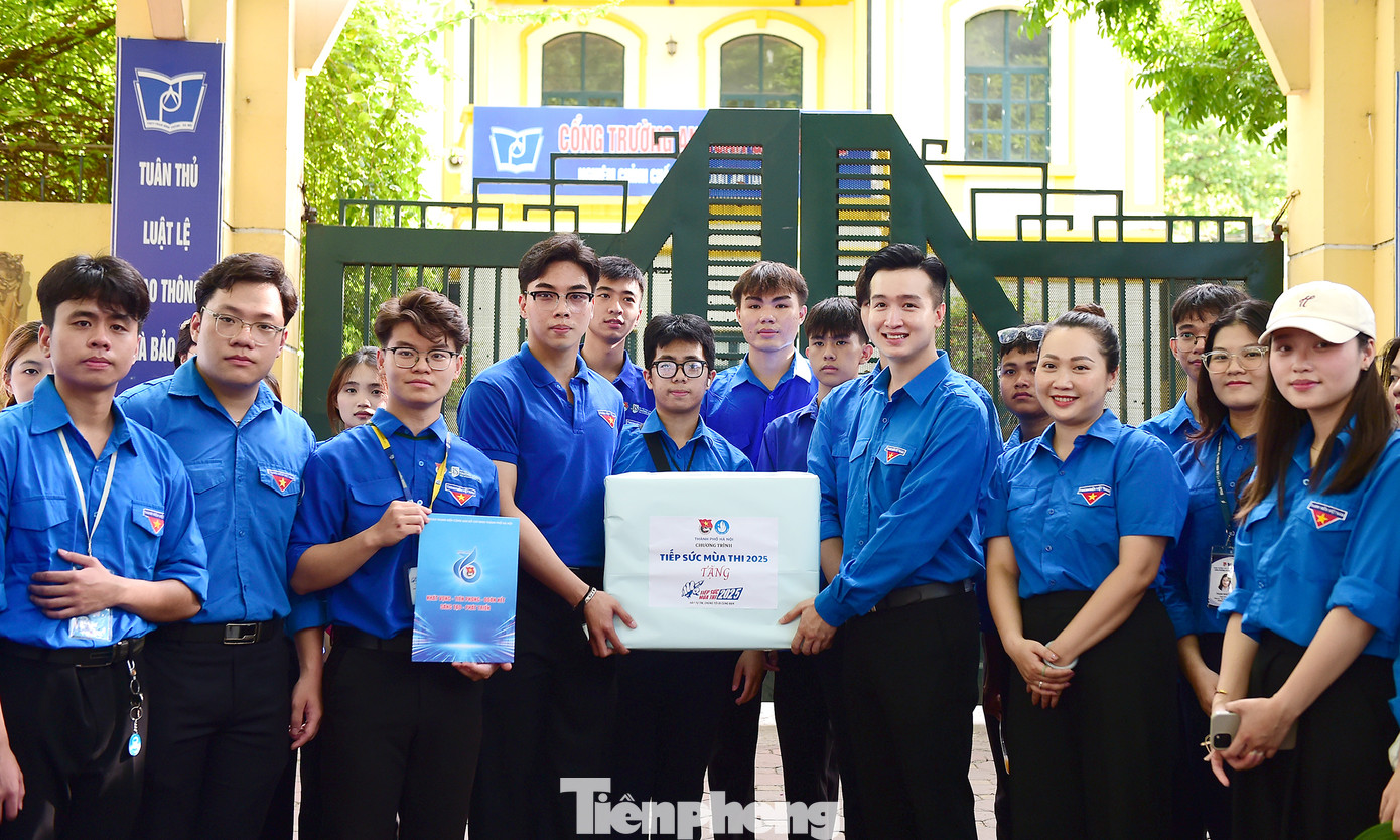 Phó Bí thư Thành Đoàn, Chủ tịch Hội đồng Đội Thành phố Hà Nội Đào Đức Việt tặng quà tình nguyện viên tại điểm thi Trường THPT Phan Đình Phùng, quận Ba Đình. Ảnh: Xuân Tùng Phó Bí thư Thành Đoàn, Chủ tịch Hội đồng Đội Thành phố Hà Nội Đào Đức Việt tặng quà tình nguyện viên tại điểm thi Trường THPT Phan Đình Phùng, quận Ba Đình. Ảnh: Xuân Tùng