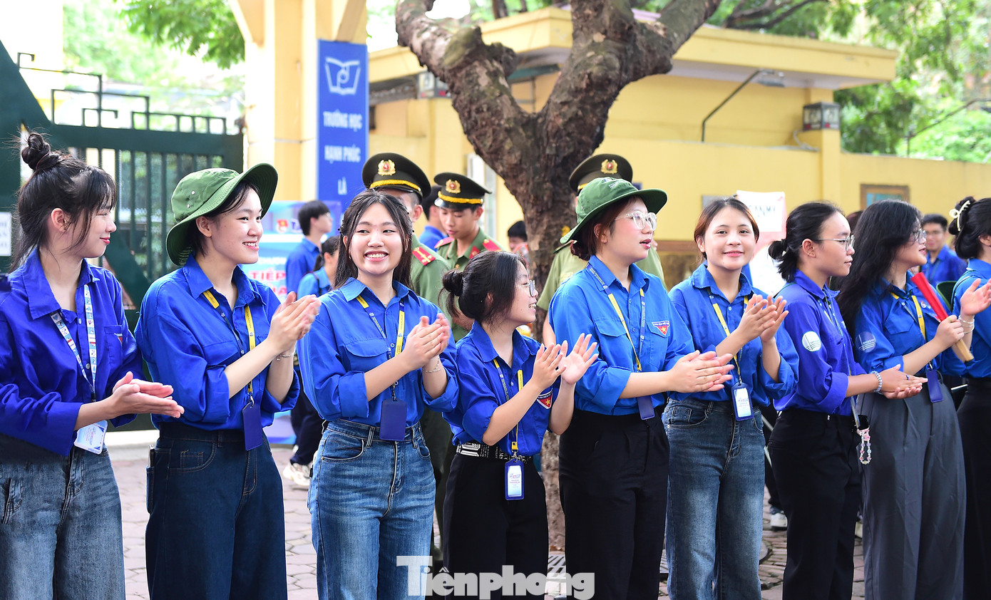 Đội hình tình nguyện "Tiếp sức mùa thi" tại điểm thi Trường THPT Phan Đình Phùng trong ngày đầu tiên của kỳ thi Tốt nghiệp THPT năm 2025. Ảnh: Xuân Tùng Đội hình tình nguyện "Tiếp sức mùa thi" tại điểm thi Trường THPT Phan Đình Phùng trong ngày đầu tiên của kỳ thi Tốt nghiệp THPT năm 2025. Ảnh: Xuân Tùng