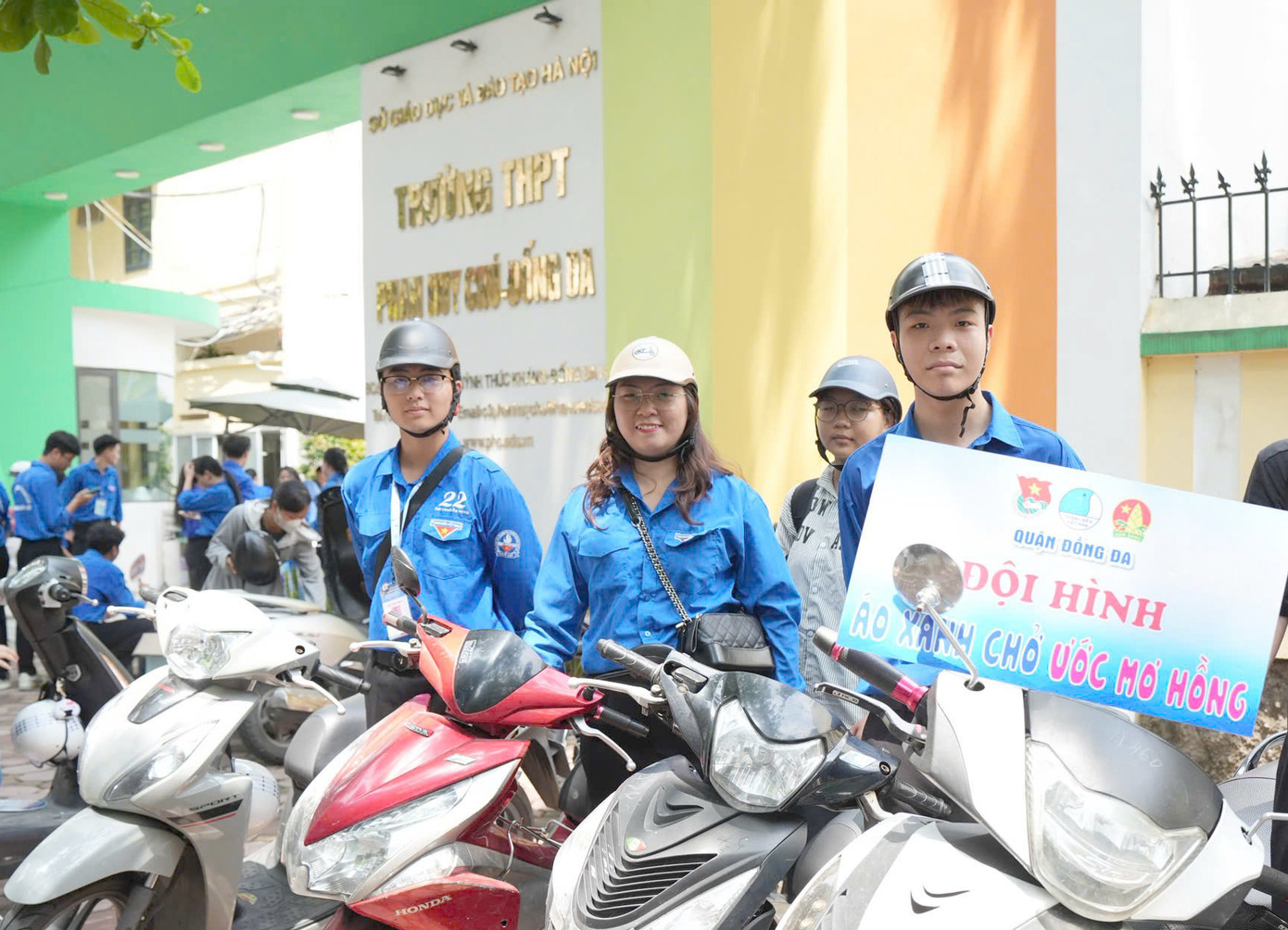 Đội hình xe ôm miễn phí tại điểm thi Trường THPT Phan Huy Chú - Đống Đa.