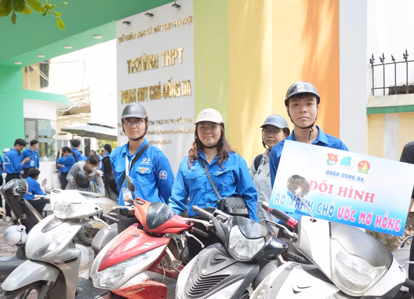 Đội hình xe ôm miễn phí tại điểm thi Trường THPT Phan Huy Chú - Đống Đa. Đội hình xe ôm miễn phí tại điểm thi Trường THPT Phan Huy Chú - Đống Đa.