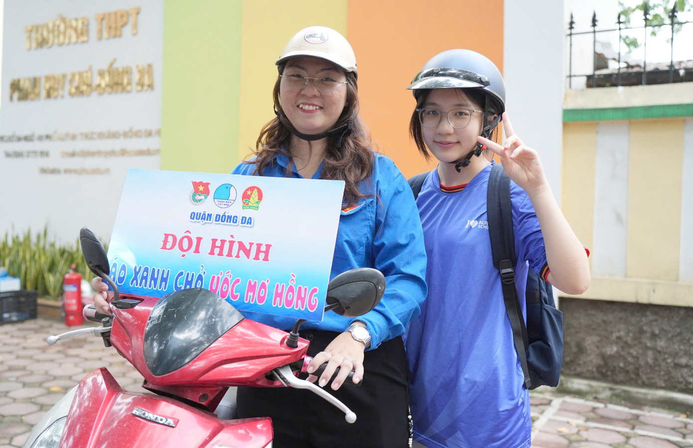 &quot;Cuốc&quot; đầu tiên trong ngày thứ hai &quot;tiếp sức mùa thi&quot; của xe ôm áo xanh Trần Diệu Chi.