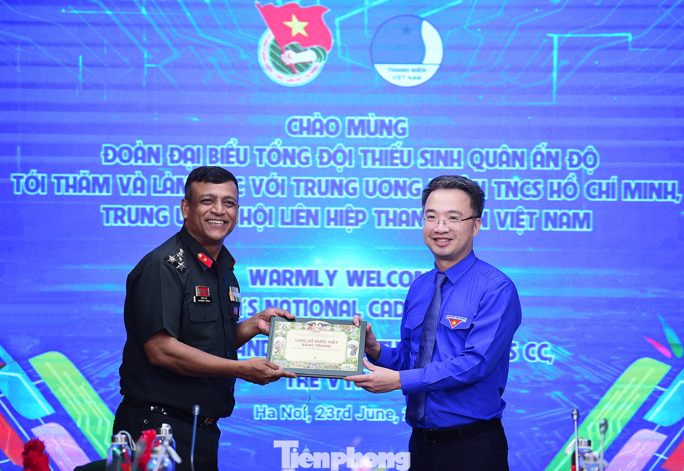 Bí thư T.Ư Đoàn, Chủ tịch T.Ư Hội LHTN Việt Nam Nguyễn Tường Lâm tặng quà Chuẩn tướng Sandeep Verm tại buổi tiếp. Ảnh: Xuân Tùng