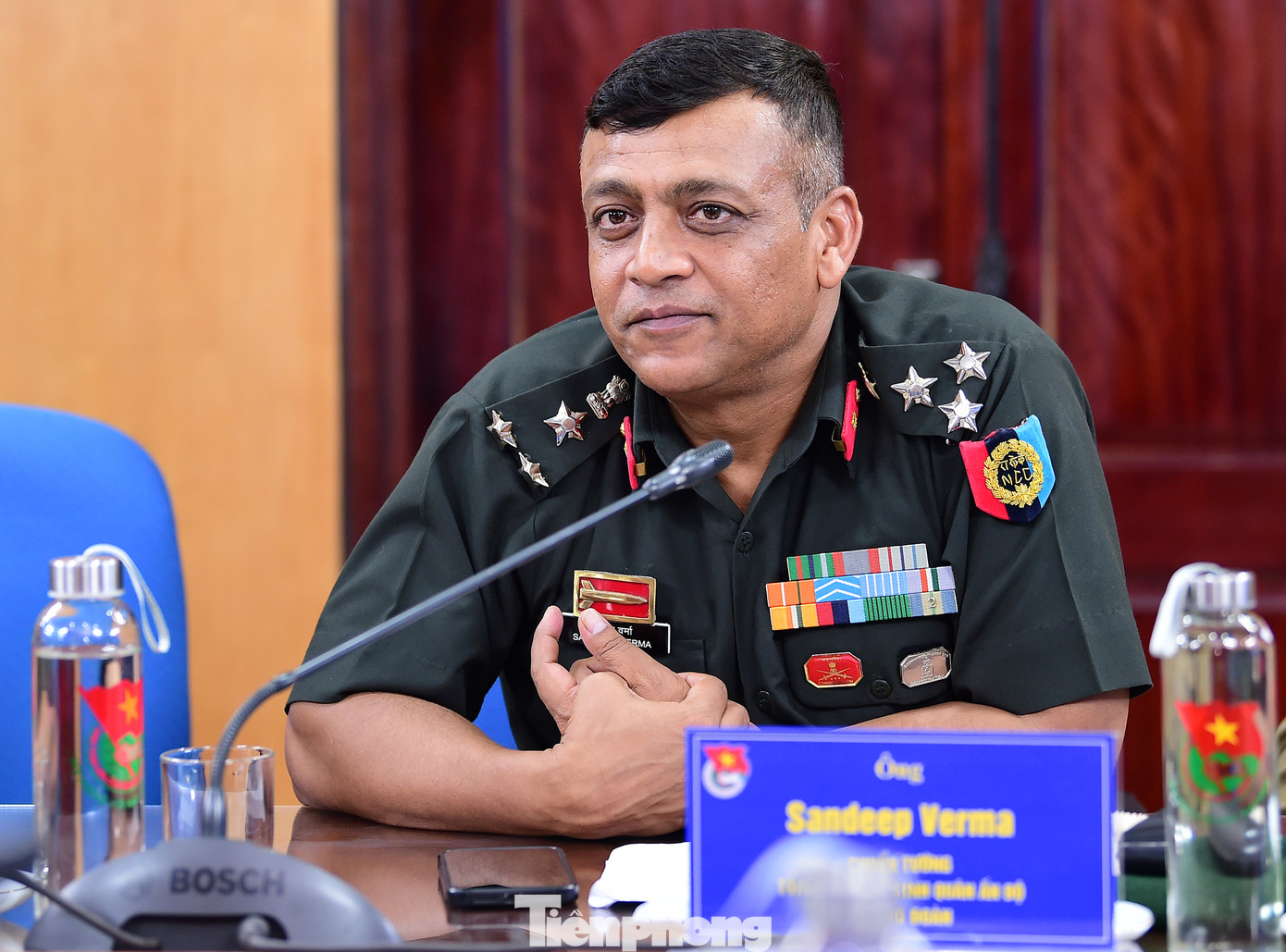 Chuẩn tướng Sandeep Verm trao đổi tại buổi tiếp. Ảnh: Xuân Tùng