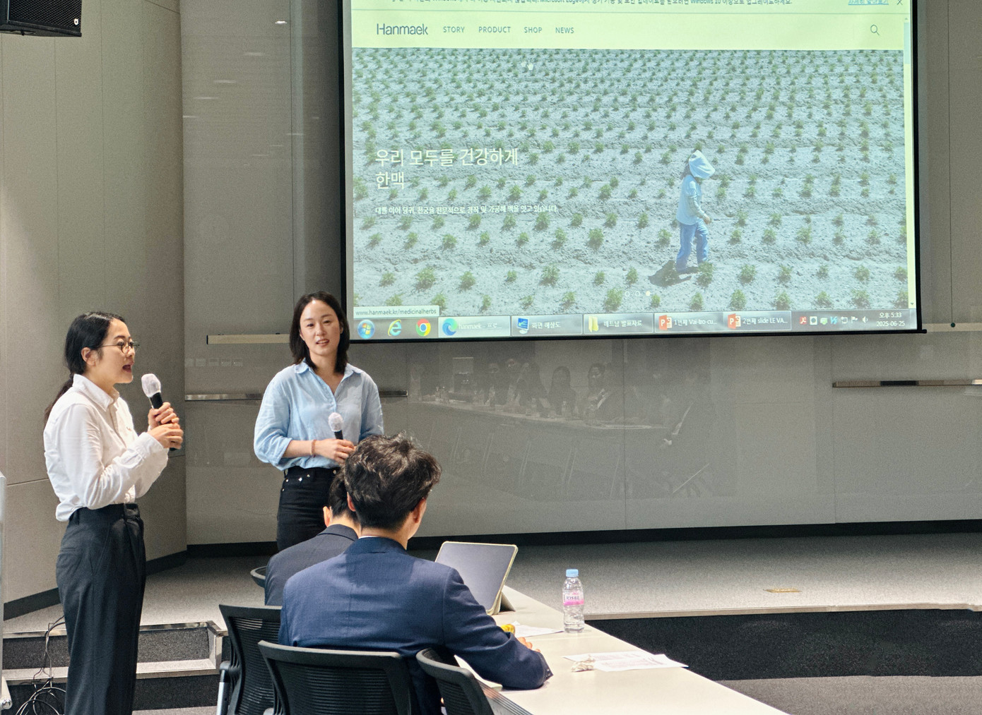 Các đại biểu trình bày tham luận, trao đổi ý kiến tại hội thảo. Ảnh: BTC Các đại biểu trình bày tham luận, trao đổi ý kiến tại hội thảo. Ảnh: BTC