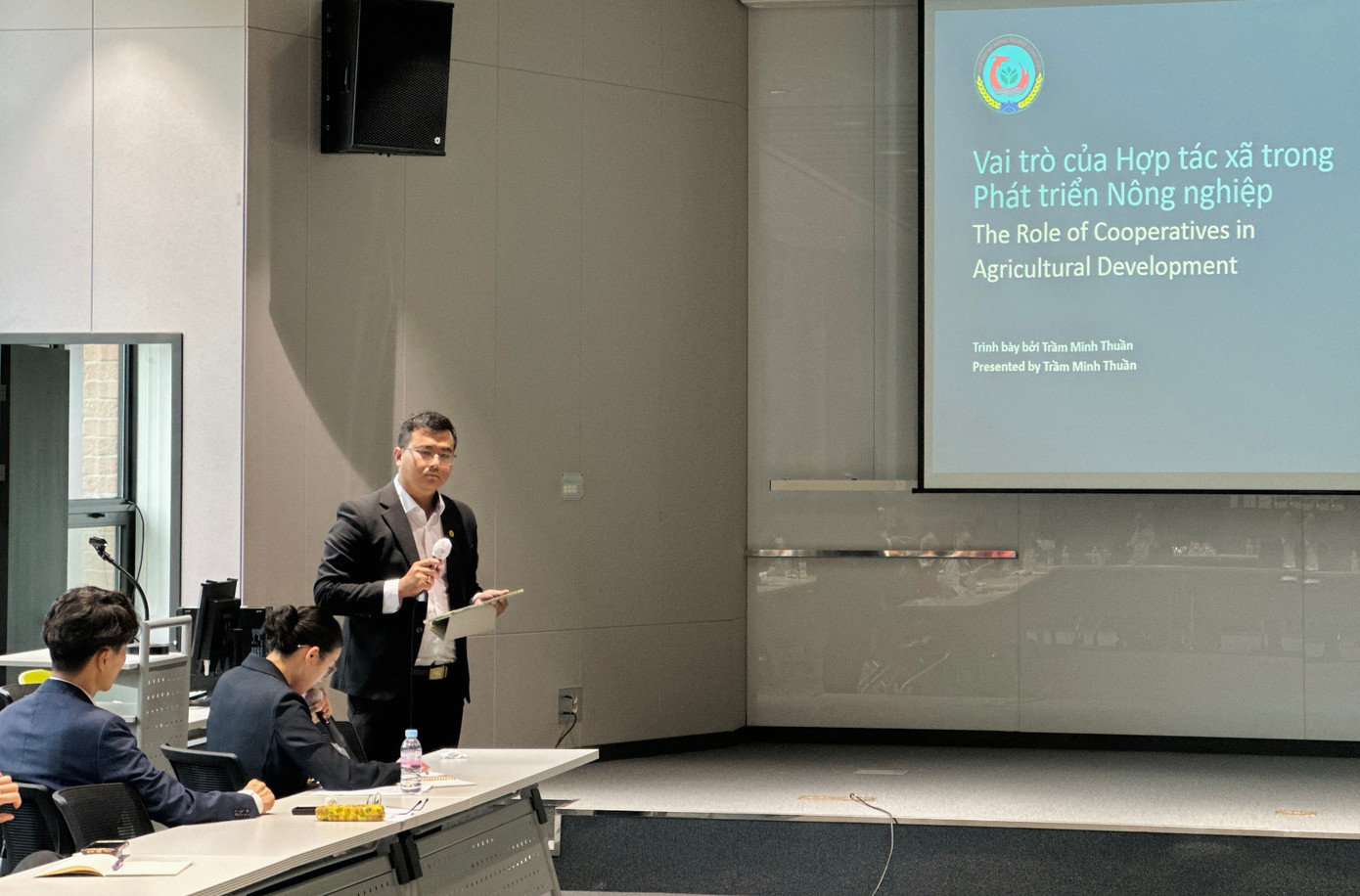 Các đại biểu trình bày tham luận, trao đổi ý kiến tại hội thảo. Ảnh: BTC Các đại biểu trình bày tham luận, trao đổi ý kiến tại hội thảo. Ảnh: BTC