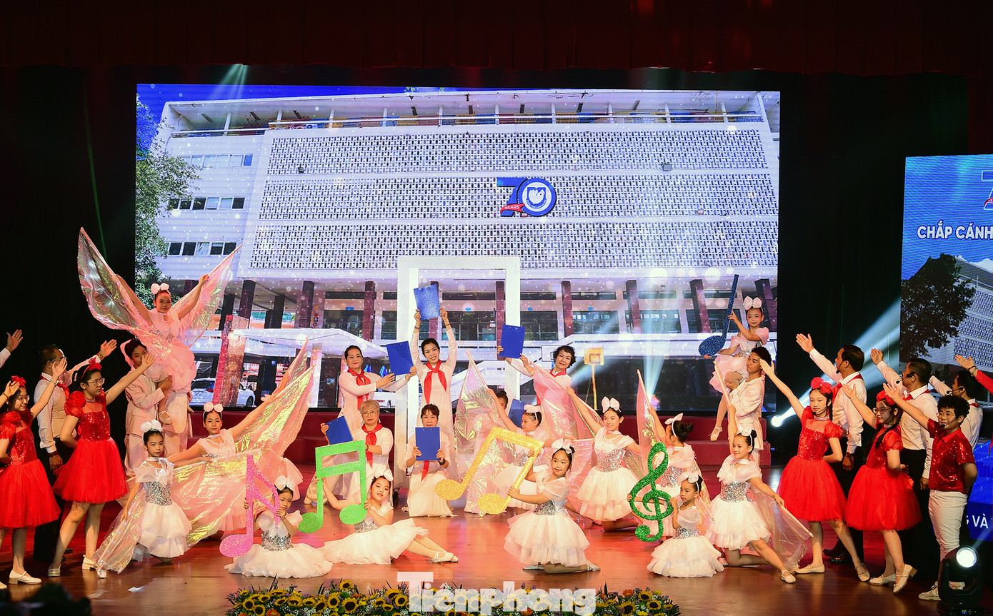 Chương trình văn nghệ tại lễ kỷ niệm 70 năm Ngày thành lập Cung Thiếu nhi Hà Nội. Ảnh: Xuân Tùng Chương trình văn nghệ tại lễ kỷ niệm 70 năm Ngày thành lập Cung Thiếu nhi Hà Nội. Ảnh: Xuân Tùng