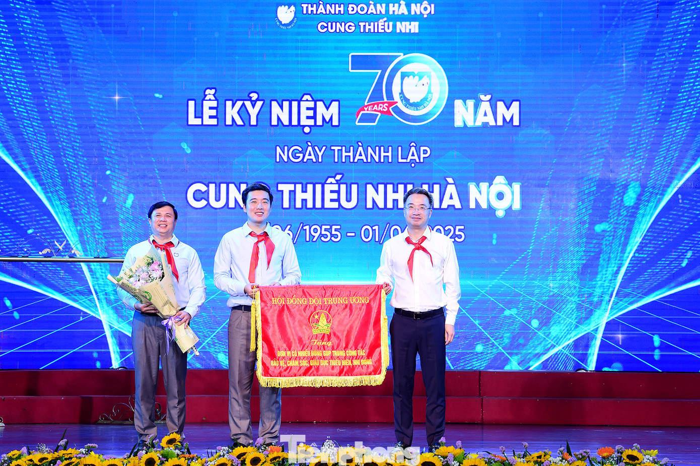 Bí thư T.Ư Đoàn Nguyễn Tường Lâm trao Cờ thi đua Hội đồng Đội Trung ương tặng Cung Thiếu nhi Hà Nội. Ảnh: Xuân Tùng Bí thư T.Ư Đoàn Nguyễn Tường Lâm trao Cờ thi đua Hội đồng Đội Trung ương tặng Cung Thiếu nhi Hà Nội. Ảnh: Xuân Tùng