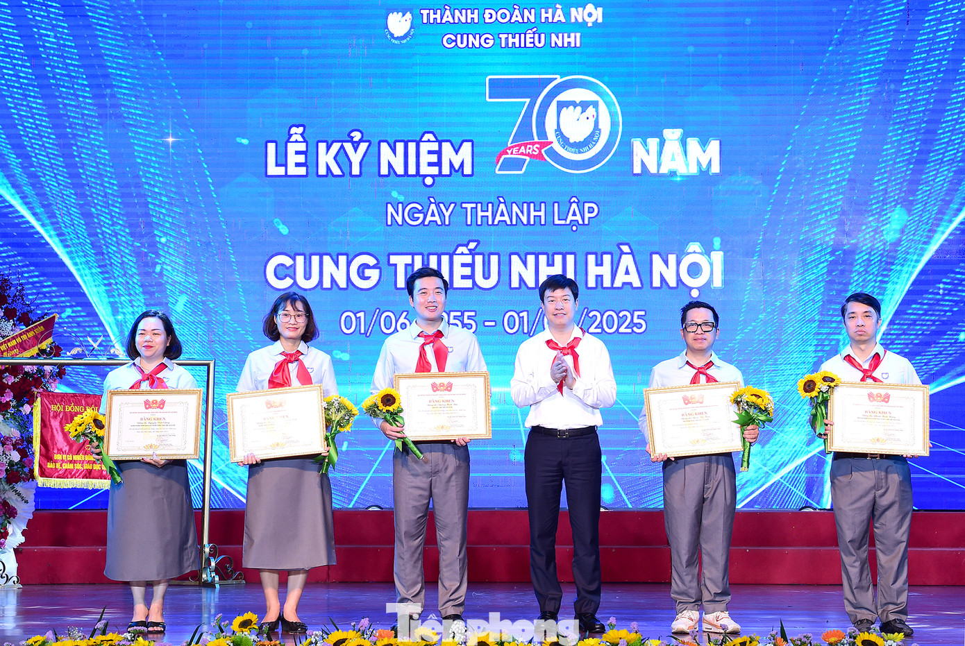 Nhiều cá nhân của Cung Thiếu nhi Hà Nội vinh dự nhận khen thưởng của Hội đồng Đội Trung ương, UBND Thành phố Hà Nội, Thành Đoàn Hà Nội. Ảnh: Xuân Tùng Nhiều cá nhân của Cung Thiếu nhi Hà Nội vinh dự nhận khen thưởng của Hội đồng Đội Trung ương, UBND Thành phố Hà Nội, Thành Đoàn Hà Nội. Ảnh: Xuân Tùng