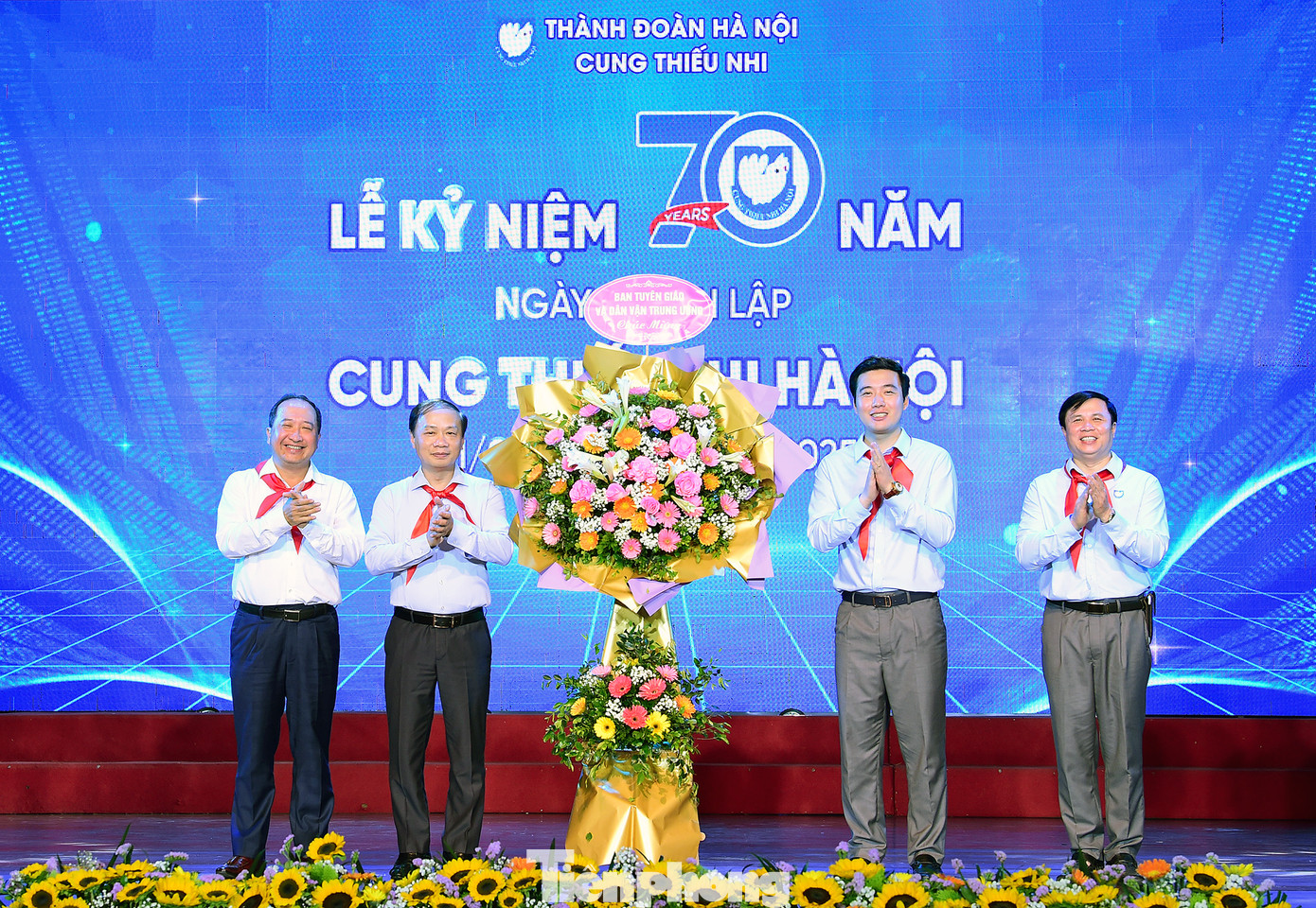 Cung Thiếu nhi Hà Nội đón nhận lẵng hoa chúc mừng của Ban Tuyên giáo và Dân vận Trung ương, Tổng Liên đoàn Lao động Việt Nam, T.Ư Đoàn TNCS Hồ Chí Minh, UBND Thành phố Hà Nội. Ảnh: Xuân Tùng Cung Thiếu nhi Hà Nội đón nhận lẵng hoa chúc mừng của Ban Tuyên giáo và Dân vận Trung ương, Tổng Liên đoàn Lao động Việt Nam, T.Ư Đoàn TNCS Hồ Chí Minh, UBND Thành phố Hà Nội. Ảnh: Xuân Tùng