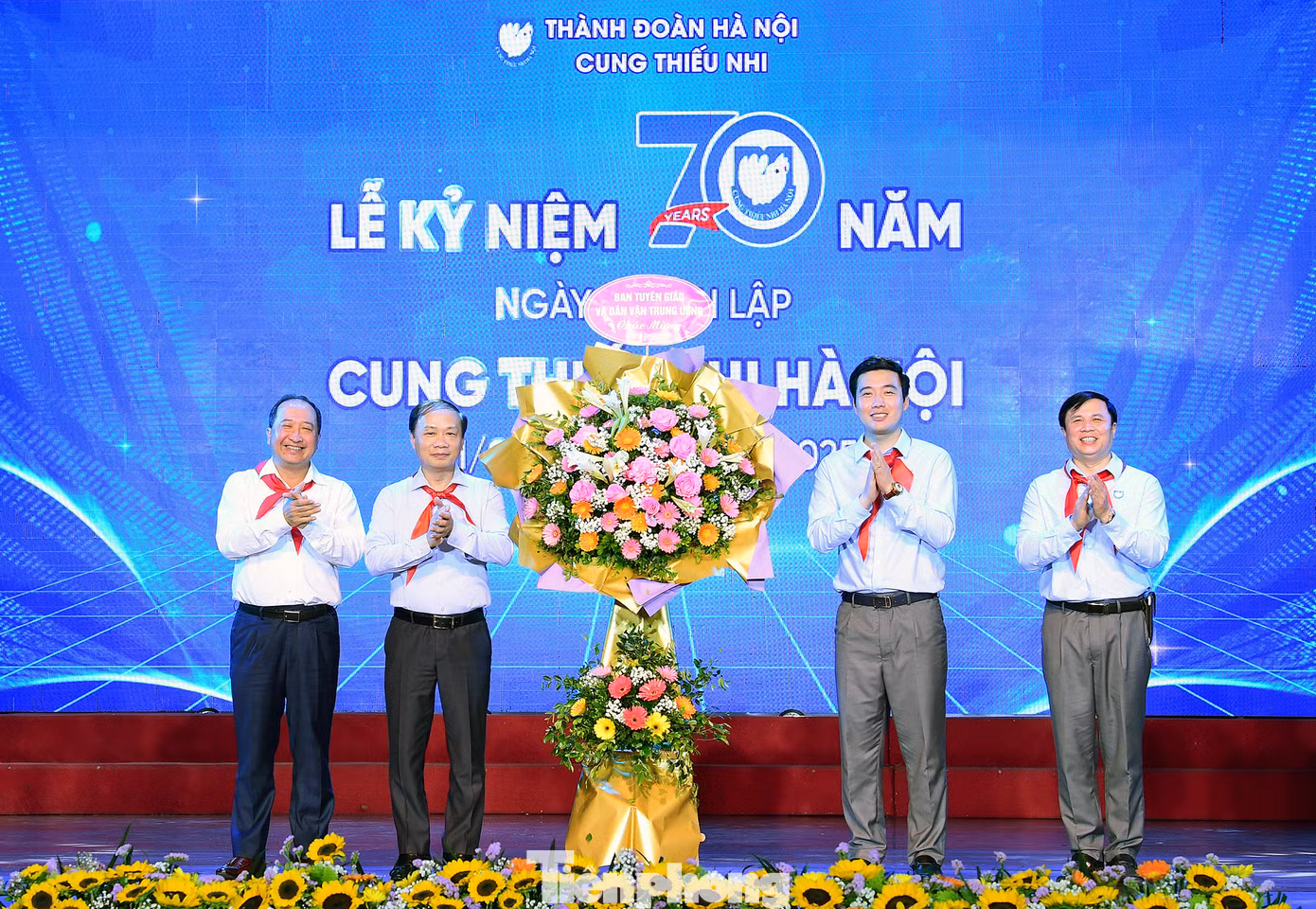 Cung Thiếu nhi Hà Nội đón nhận lẵng hoa chúc mừng của Ban Tuyên giáo và Dân vận Trung ương, Tổng Liên đoàn Lao động Việt Nam, T.Ư Đoàn TNCS Hồ Chí Minh, UBND Thành phố Hà Nội. Ảnh: Xuân Tùng