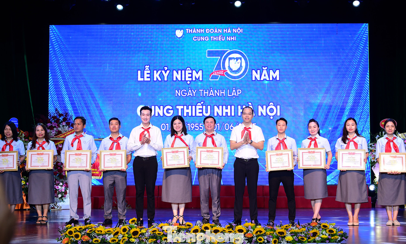 Nhiều cá nhân của Cung Thiếu nhi Hà Nội vinh dự nhận khen thưởng của Hội đồng Đội Trung ương, UBND Thành phố Hà Nội, Thành Đoàn Hà Nội. Ảnh: Xuân Tùng Nhiều cá nhân của Cung Thiếu nhi Hà Nội vinh dự nhận khen thưởng của Hội đồng Đội Trung ương, UBND Thành phố Hà Nội, Thành Đoàn Hà Nội. Ảnh: Xuân Tùng