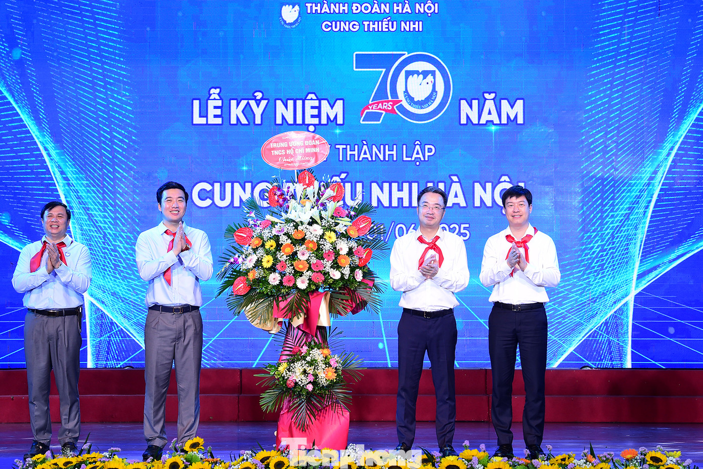 Cung Thiếu nhi Hà Nội đón nhận lẵng hoa chúc mừng của Ban Tuyên giáo và Dân vận Trung ương, Tổng Liên đoàn Lao động Việt Nam, T.Ư Đoàn TNCS Hồ Chí Minh, UBND Thành phố Hà Nội. Ảnh: Xuân Tùng Cung Thiếu nhi Hà Nội đón nhận lẵng hoa chúc mừng của Ban Tuyên giáo và Dân vận Trung ương, Tổng Liên đoàn Lao động Việt Nam, T.Ư Đoàn TNCS Hồ Chí Minh, UBND Thành phố Hà Nội. Ảnh: Xuân Tùng