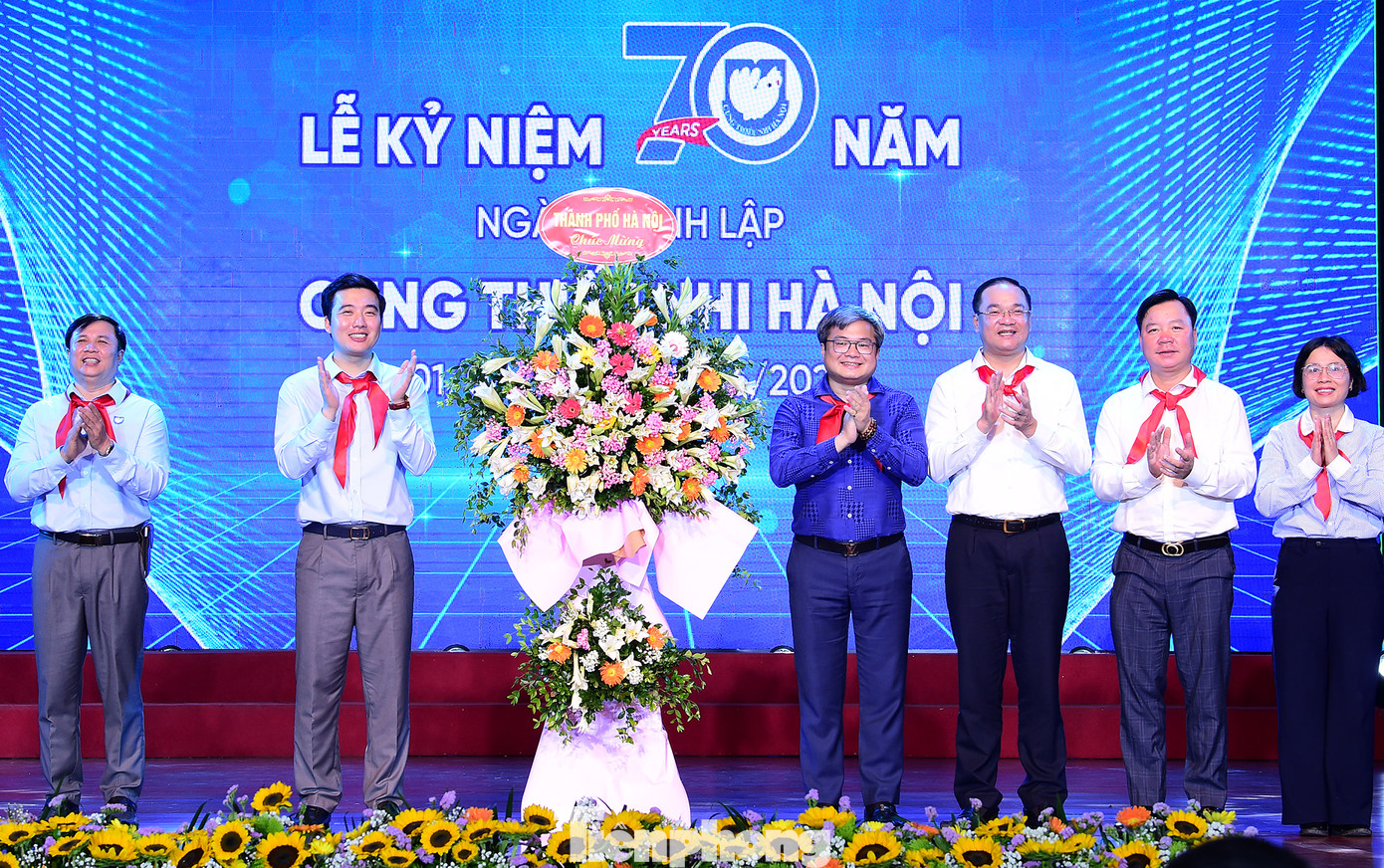 Cung Thiếu nhi Hà Nội đón nhận lẵng hoa chúc mừng của Ban Tuyên giáo và Dân vận Trung ương, Tổng Liên đoàn Lao động Việt Nam, T.Ư Đoàn TNCS Hồ Chí Minh, UBND Thành phố Hà Nội. Ảnh: Xuân Tùng Cung Thiếu nhi Hà Nội đón nhận lẵng hoa chúc mừng của Ban Tuyên giáo và Dân vận Trung ương, Tổng Liên đoàn Lao động Việt Nam, T.Ư Đoàn TNCS Hồ Chí Minh, UBND Thành phố Hà Nội. Ảnh: Xuân Tùng