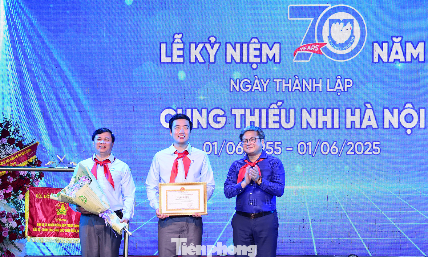 Chánh văn phòng UBND thành phố Hà Nội Trương Việt Dũng trao Bằng khen UBND Thành phố Hà Nội cho Cung Thiếu nhi Hà Nội. Ảnh: Xuân Tùng Chánh văn phòng UBND thành phố Hà Nội Trương Việt Dũng trao Bằng khen UBND Thành phố Hà Nội cho Cung Thiếu nhi Hà Nội. Ảnh: Xuân Tùng