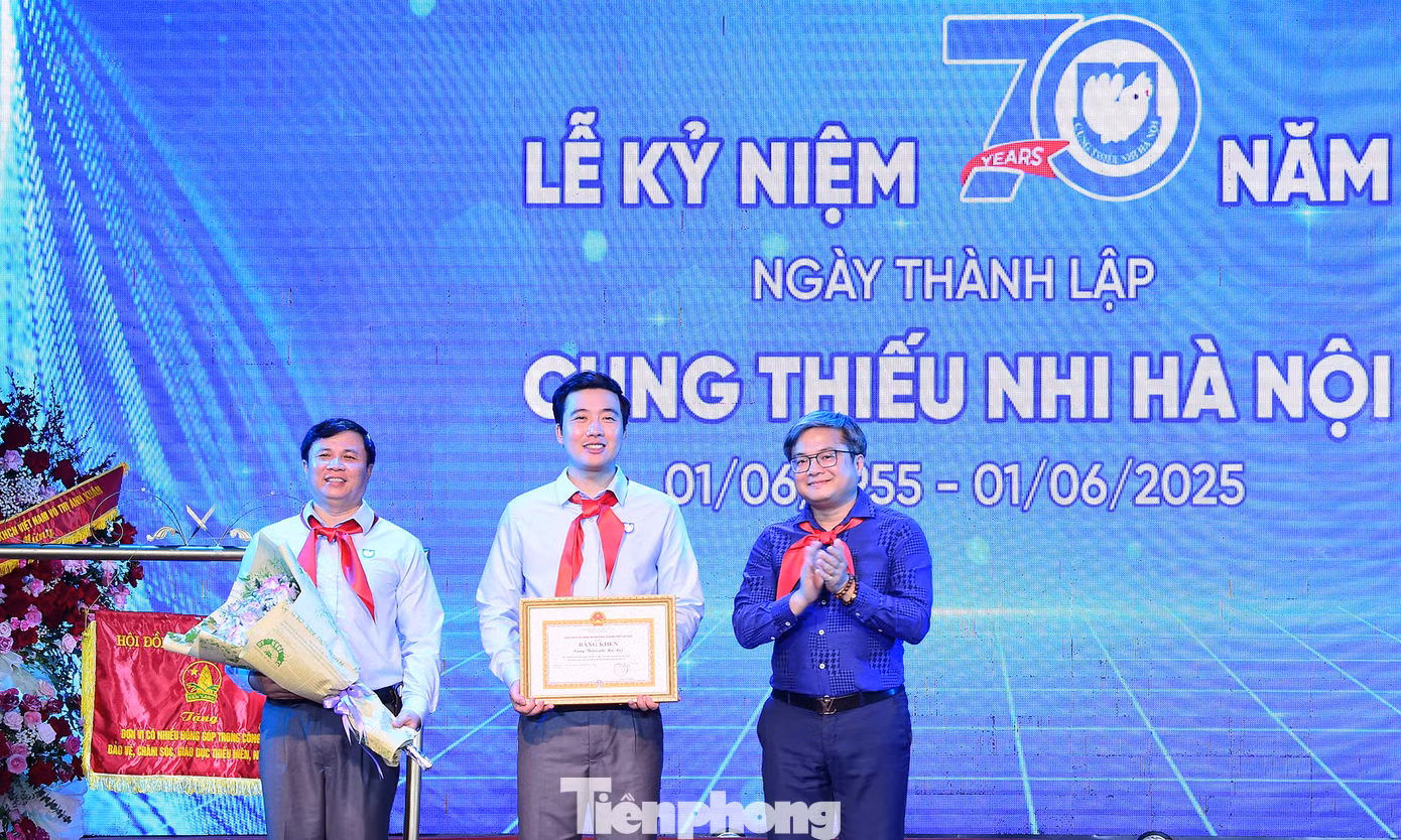 Chánh văn phòng UBND thành phố Hà Nội Trương Việt Dũng trao Bằng khen UBND Thành phố Hà Nội cho Cung Thiếu nhi Hà Nội. Ảnh: Xuân Tùng