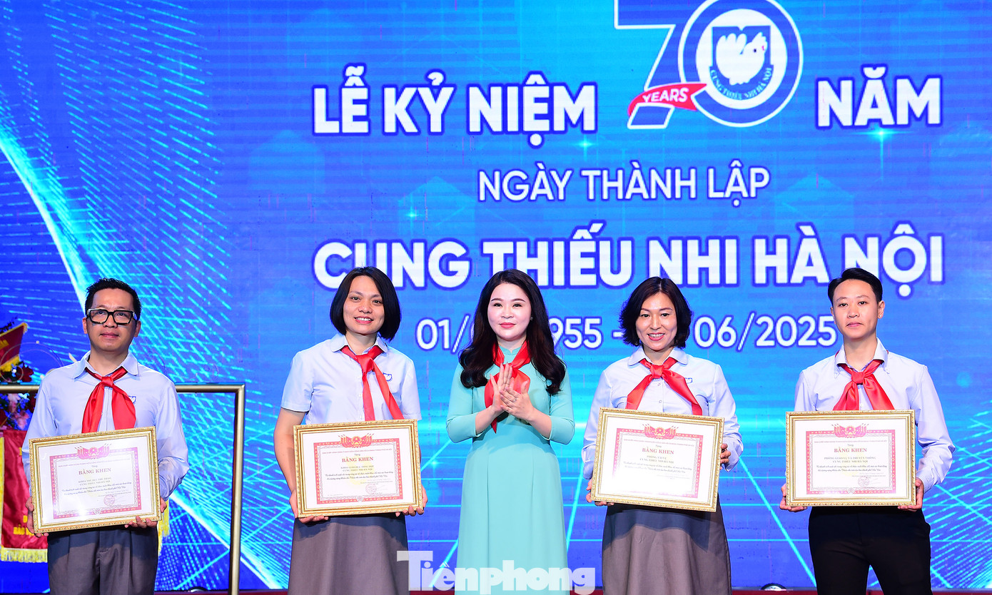 Nhiều cá nhân của Cung Thiếu nhi Hà Nội vinh dự nhận khen thưởng của Hội đồng Đội Trung ương, UBND Thành phố Hà Nội, Thành Đoàn Hà Nội. Ảnh: Xuân Tùng Nhiều cá nhân của Cung Thiếu nhi Hà Nội vinh dự nhận khen thưởng của Hội đồng Đội Trung ương, UBND Thành phố Hà Nội, Thành Đoàn Hà Nội. Ảnh: Xuân Tùng