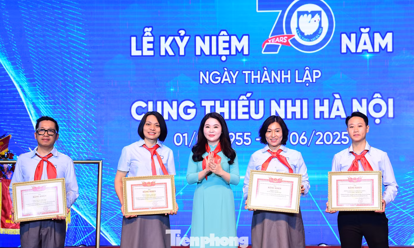 Nhiều cá nhân của Cung Thiếu nhi Hà Nội vinh dự nhận khen thưởng của Hội đồng Đội Trung ương, UBND Thành phố Hà Nội, Thành Đoàn Hà Nội. Ảnh: Xuân Tùng