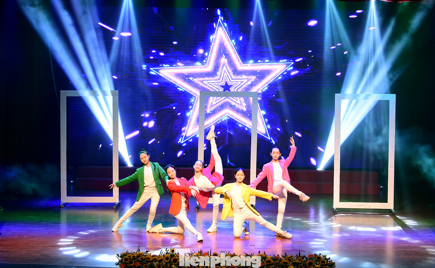 Chương trình văn nghệ tại lễ kỷ niệm 70 năm Ngày thành lập Cung Thiếu nhi Hà Nội. Ảnh: Xuân Tùng Chương trình văn nghệ tại lễ kỷ niệm 70 năm Ngày thành lập Cung Thiếu nhi Hà Nội. Ảnh: Xuân Tùng