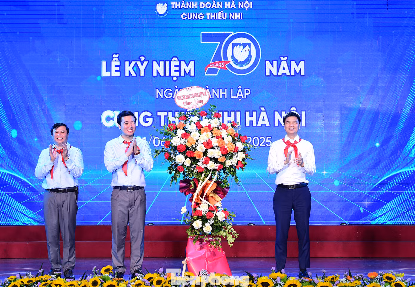 Cung Thiếu nhi Hà Nội đón nhận lẵng hoa chúc mừng của Ban Tuyên giáo và Dân vận Trung ương, Tổng Liên đoàn Lao động Việt Nam, T.Ư Đoàn TNCS Hồ Chí Minh, UBND Thành phố Hà Nội. Ảnh: Xuân Tùng