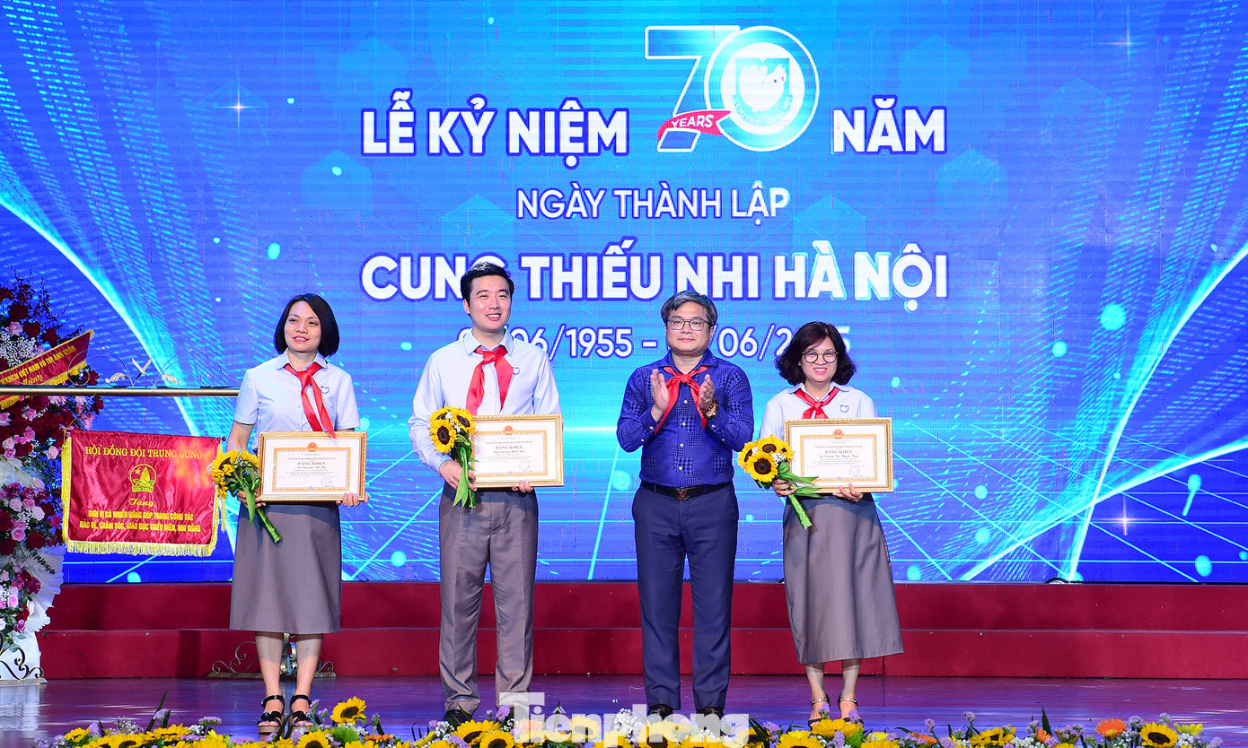 Nhiều cá nhân của Cung Thiếu nhi Hà Nội vinh dự nhận khen thưởng của Hội đồng Đội Trung ương, UBND Thành phố Hà Nội, Thành Đoàn Hà Nội. Ảnh: Xuân Tùng Nhiều cá nhân của Cung Thiếu nhi Hà Nội vinh dự nhận khen thưởng của Hội đồng Đội Trung ương, UBND Thành phố Hà Nội, Thành Đoàn Hà Nội. Ảnh: Xuân Tùng