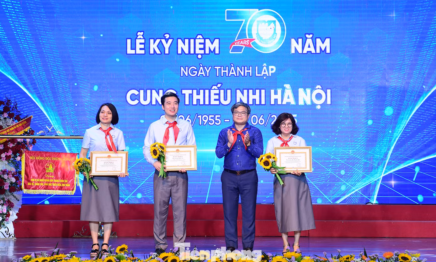 Nhiều cá nhân của Cung Thiếu nhi Hà Nội vinh dự nhận khen thưởng của Hội đồng Đội Trung ương, UBND Thành phố Hà Nội, Thành Đoàn Hà Nội. Ảnh: Xuân Tùng