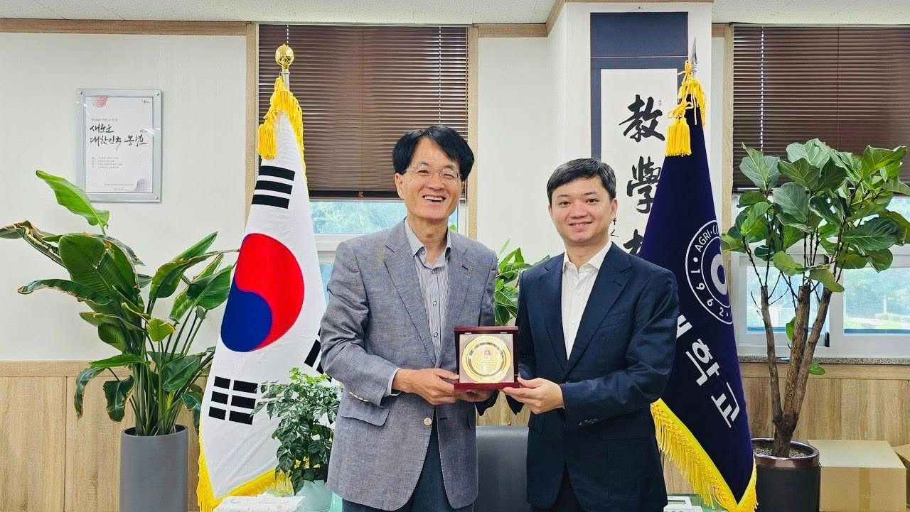 Bí thư T.Ư Đoàn Nguyễn Minh Triết tặng quà lưu niệm Giám đốc - Hiệu trưởng Đại học Nonghyup Son Byung-hwan. Ảnh: BTC Bí thư T.Ư Đoàn Nguyễn Minh Triết tặng quà lưu niệm Giám đốc - Hiệu trưởng Đại học Nonghyup Son Byung-hwan. Ảnh: BTC