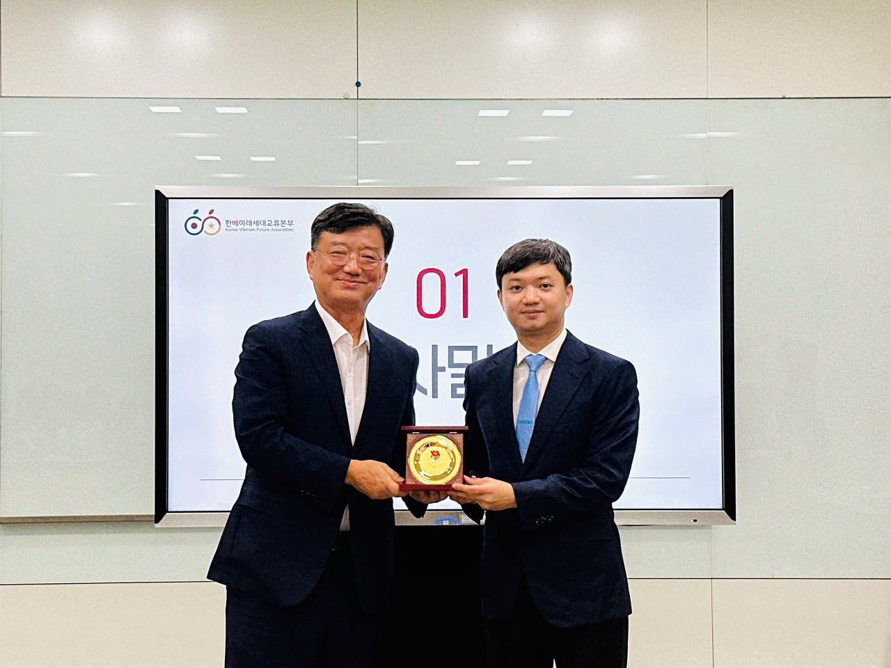 Bí thư T.Ư Đoàn Nguyễn Minh Triết tặng quà lưu niệm Phó Chủ tịch điều hành Phòng Đổi mới tương lai, Nonghyup - ông Lee Jong-wook. Ảnh: BTC Bí thư T.Ư Đoàn Nguyễn Minh Triết tặng quà lưu niệm Phó Chủ tịch điều hành Phòng Đổi mới tương lai, Nonghyup - ông Lee Jong-wook. Ảnh: BTC