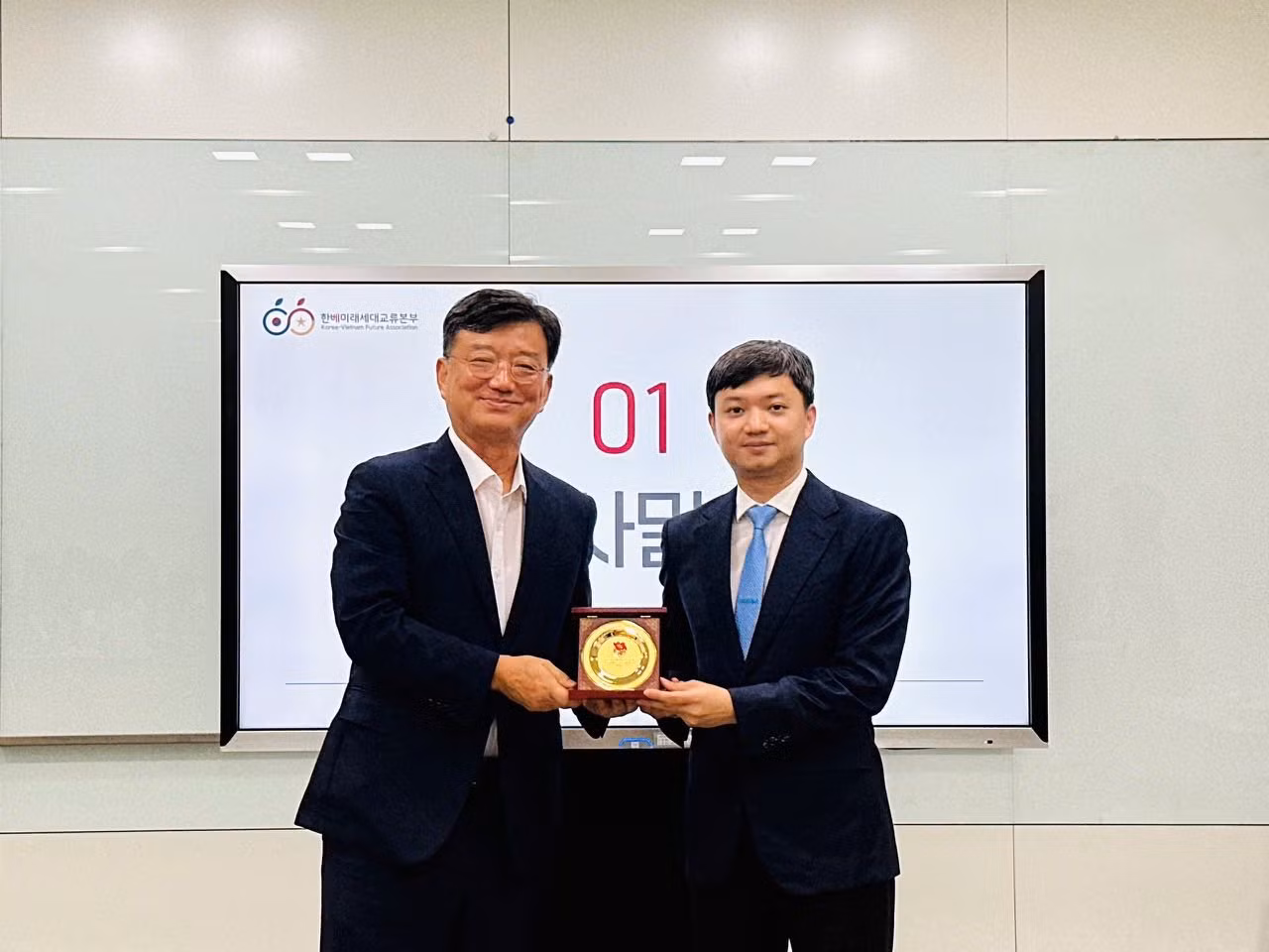 Bí thư T.Ư Đoàn Nguyễn Minh Triết tặng quà lưu niệm Phó Chủ tịch điều hành Phòng Đổi mới tương lai, Nonghyup - ông Lee Jong-wook. Ảnh: BTC Bí thư T.Ư Đoàn Nguyễn Minh Triết tặng quà lưu niệm Phó Chủ tịch điều hành Phòng Đổi mới tương lai, Nonghyup - ông Lee Jong-wook. Ảnh: BTC