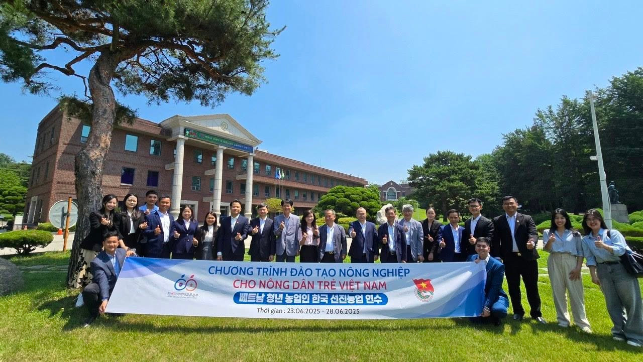 Các đại biểu chụp ảnh lưu niệm tại khuôn viên Trường ĐH Nonghyup. Các đại biểu chụp ảnh lưu niệm tại khuôn viên Trường ĐH Nonghyup.