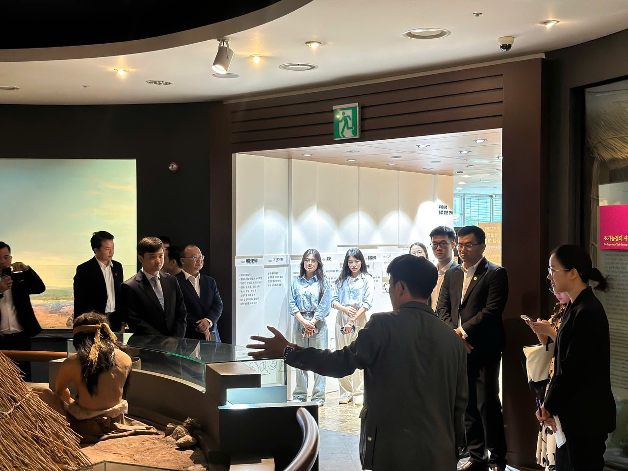 Các đại biểu tham quan Bảo tàng Nông nghiệp tại trụ sở Nonghyup. Các đại biểu tham quan Bảo tàng Nông nghiệp tại trụ sở Nonghyup.