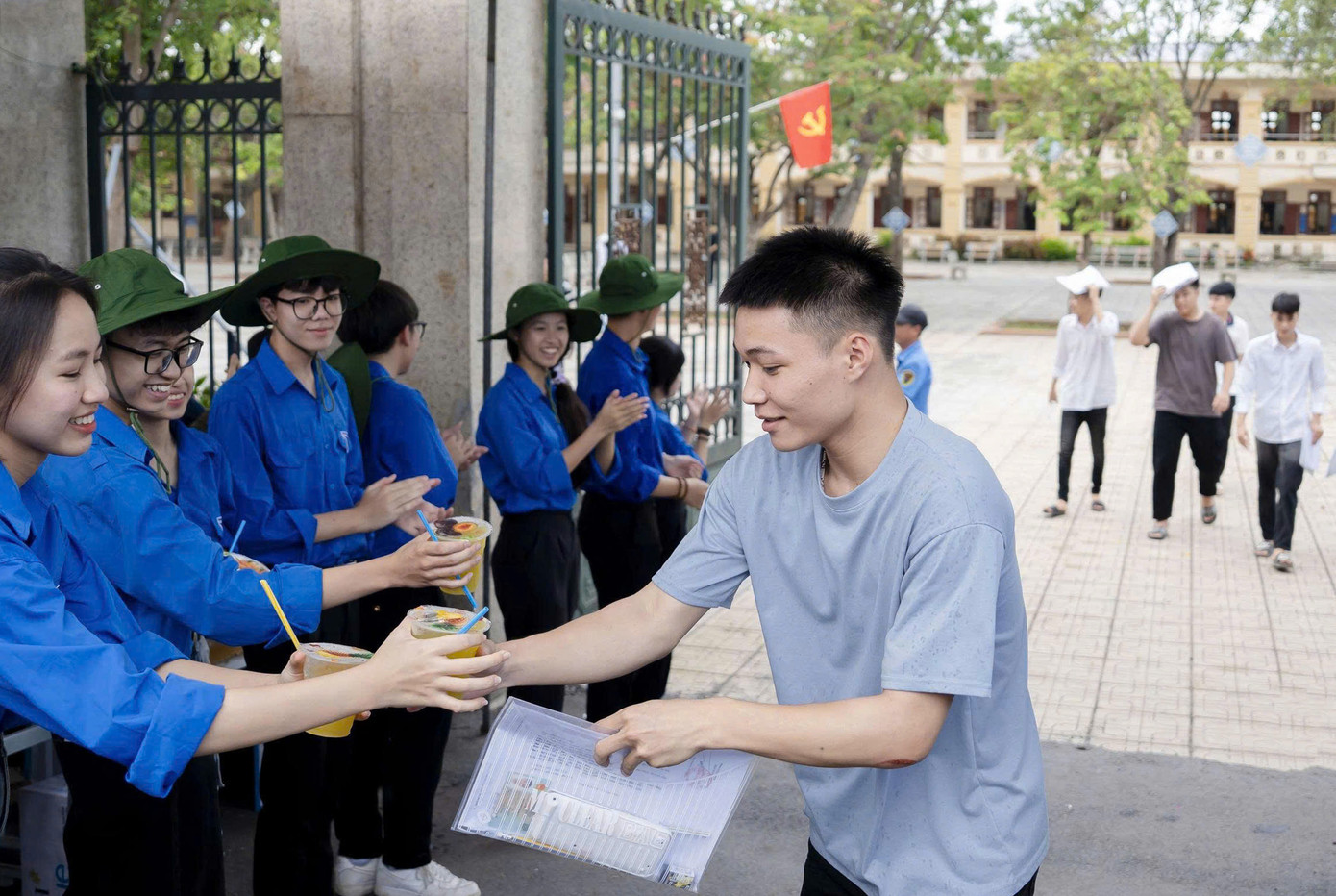 Những cốc nước mía trao đến tay thí sinh. Ảnh: NVCC