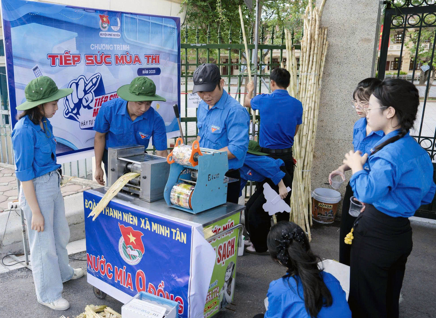 Tình nguyện viên chuẩn bị những cốc nước mía 0 đồng dành tặng thí sinh và người nhà thí sinh. Ảnh: NVCC