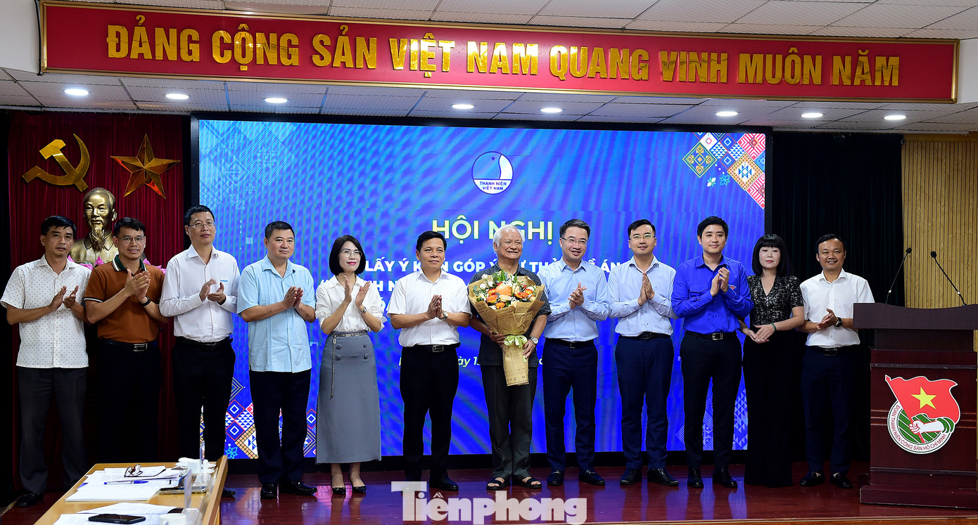 Anh Nguyễn Tường Lâm tặng hoa Tổ tư vấn xây dựng Đề án tại hội nghị. Ảnh: Xuân Tùng