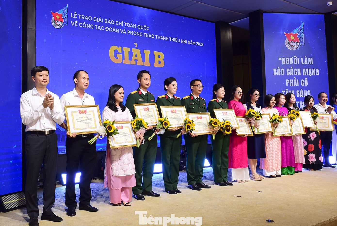 Vụ trưởng Vụ Đoàn thể nhân dân - Ban Tuyên giáo và Dân vận T.Ư Vy Tư Liệu và Bí thư T.Ư Đoàn Nguyễn Minh Triết trao giải C cho các tác giả và nhóm tác giả đoạt giải B. Ảnh: Xuân Tùng